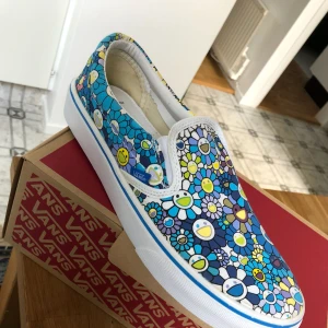  - Säljer ett par Vans X Murakami storlek 44. Aldrig använda. Originalbox medföljer. Designade av konstnären Takashi Murakami.  Köpta för 1570kr.  Säljer för 650kr.  PERFEKTA nu för sommaren!