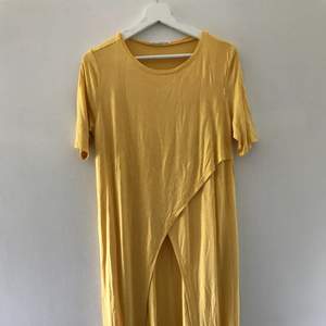 Fin gul t-shirt/klänning från MANGO. 