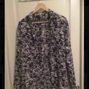  - Mönstrad skjorta från Zara strl. M köpt för 399 kr säljer för 199 kr
