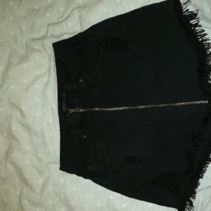  - En skit snygg kjol med slitningar och gulddragkedja som jag köpte på bershka i Spanien i somras. Säljer den för att jag märkte att den var för liten efter ett tag.( XS o jag har s)  köpt för 200 men säljer för 130. Bra skick Möts upp i Stockholm <3              