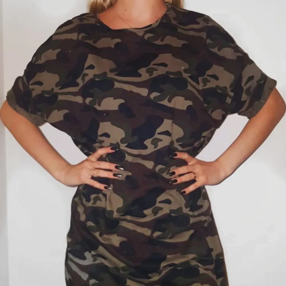 Riktigt snygg t-shirt klänning i kamouflage från Pull&Bear som sitter super snyggt med ett tjockt midjeskärp. Frakt tillkommer vid köp🖤. Klänningar.