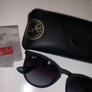  - Ray-bans i modellen Erika, i stort sett oanvända. Vet inte exakt vilken storlek men jag har normalstort huvud och de sitter bra på mig :)))