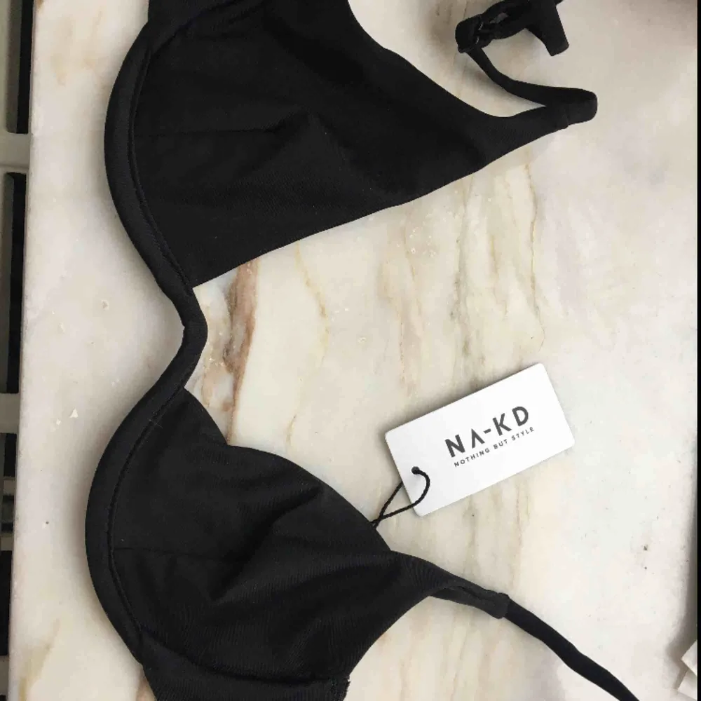 Bikini från NA-KD, aldrig använd prislapp kvar. Köpt för 200kr. Övrigt.