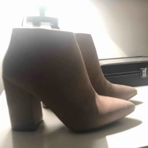  - Använda fåtal gånger. Lätta och sköna att gå i, ca 6 cm höga.