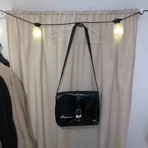 - Svart skitsnygg väska i svart lack!   Betalas med swish. Kan mötas upp i Halmstad eller skicka mot frakt som betalas av köparen. 