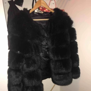  - Pälsjacka från dm använt ett par gånger. I nyskick nypris 1299kr