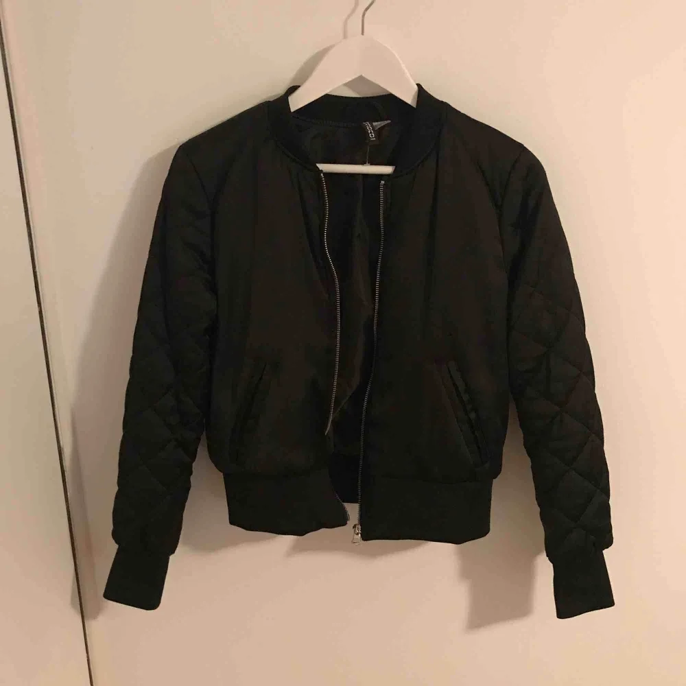 Black jacket 🌻 ( oanvänd )  . Jackor.