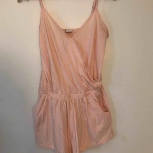  - Jumpsuit från Gina. Sparsamt använd.  Bilden som visar passform är samma modell men i en annan färg bara!