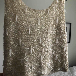  - En oanvänd (av mig) vintage flappertopp i 1920 tals stil. Är gjort några decennier senare, förmodligen 70 talet. Från Beyond Retro med original pris 300 SEK. Säljer för 100 ✨ kan hämtas i Stockholm eller fraktas!