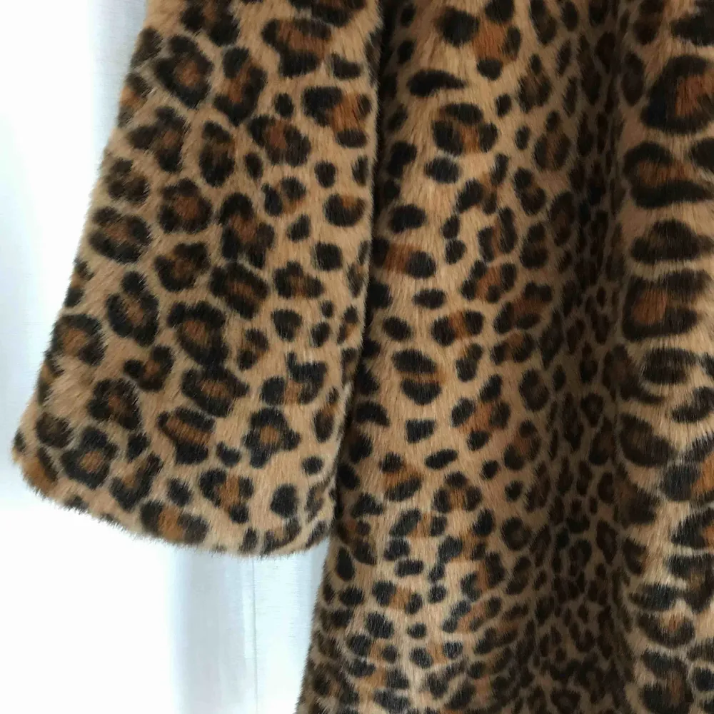 Leopard jacka från H&M. Lite kortare i modellen/armarna. Jackor.