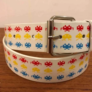  - Skärp med Space invaders. Skickas mot porto eller hämtas i Enskededalen. Kan även lämnas i Stockholm söderort. 