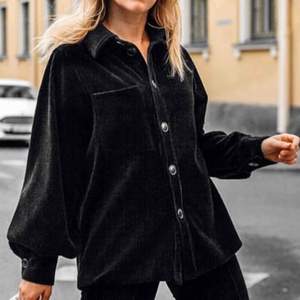 Helt oanvänd svart manchesterskjorta från H&M trend som nu säljs pga för stor för mig! Superfin och väldigt mjuk och skön kvalité. Köparen står för frakt men kan även mötas upp i centrala Göteborg om så önskas!🌟 