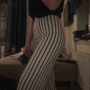  - Super härliga vida byxor från Gina tricot. Perfekt nu till vår å sommar. Dem sitter verkligen super bra och är väldigt stretchiga så skulle även säga att de passar en medium. Frakt tillkommer! Hör av er för mer info:)