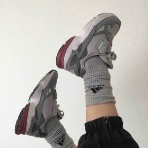  - Helt nya adidas falcon. Använda ca 2 veckor men är i nyskick förutom lite smuts på undersidan av sulan. Nypris 999