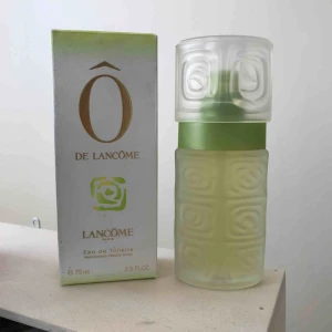  - så gott som ny parfym ”Ô de lancôme” från Lancôme paris, aldrig använd. förpackningen är lite smutsig men flaskan och innehållet är felfri. fräch doft av citrus och blommor. köpt för 660kr. tar swish och fraktar eller möts upp i Stockholm.