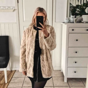  - Tunn och fin faux fur jacka från Stockholm LM! Perfekt vårjacka. Säljer för att jag ej använder längre
