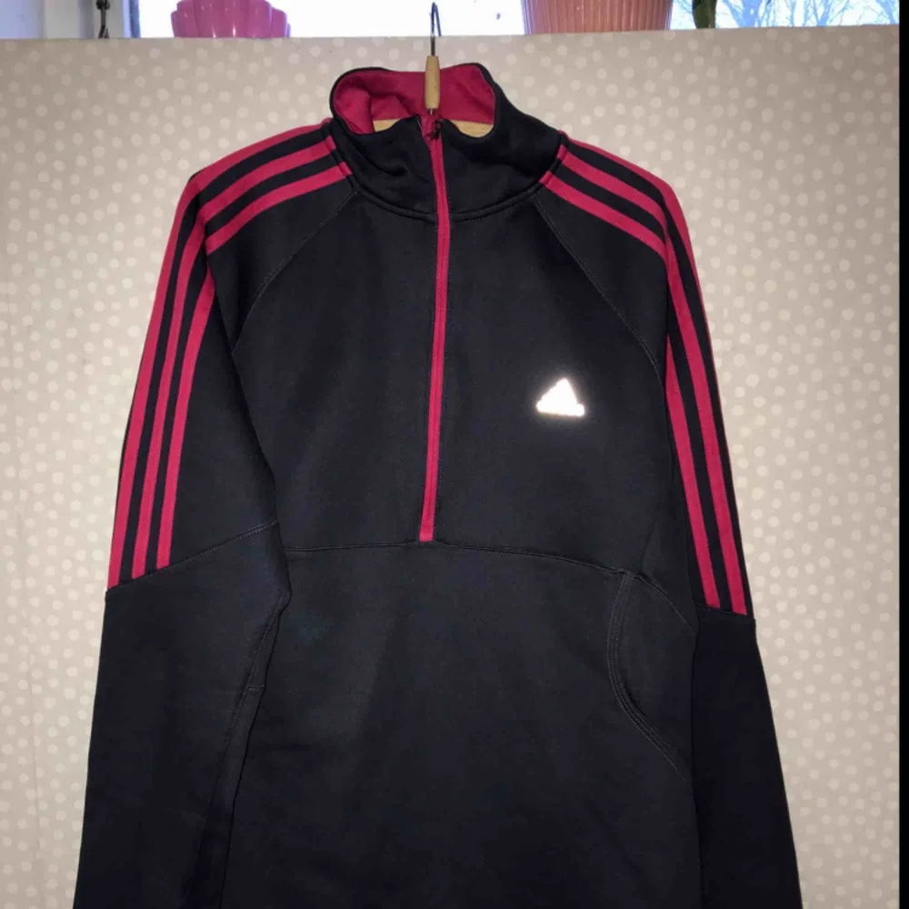 As fin Adidas tröja  Storlek: M. Hoodies.