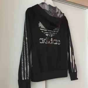 Adidas hoodie. Köpt på adidasbutiken i Stockholm. Rita Ora kollektionen. Frakt kostar 79kr. Annars möts jag upp i Stockholm!