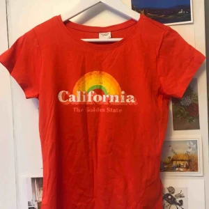  - T-shirt helt oanvänd!! Lite slitning på texten för att få en lite mer vintage känsla. 40kr