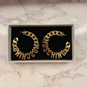  - Helt oanvända, slutsålda H&Moschino örhängen från H&M’s senaste kollektion med Moschino! Nyskick, säljer pga får ej användning av dem så hoppas någon annan kan få det istället💕 Nypris är 399kr