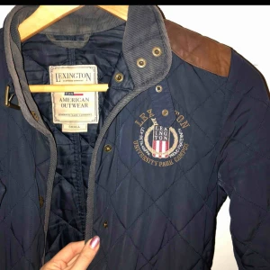  - Säljer min fina lexington Jacka för 550kr nypris är 3800kr. Bra skick och supersnygg marinblå färg. Kan mötas upp i Stockholm  