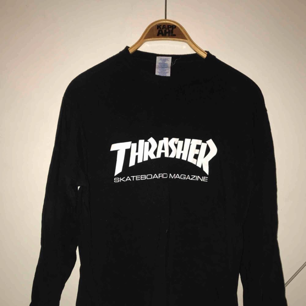 Svart (FAKE) Thrasher, dock i bra kvalitet! Långärmad t-shirt 🥳. T-shirts.