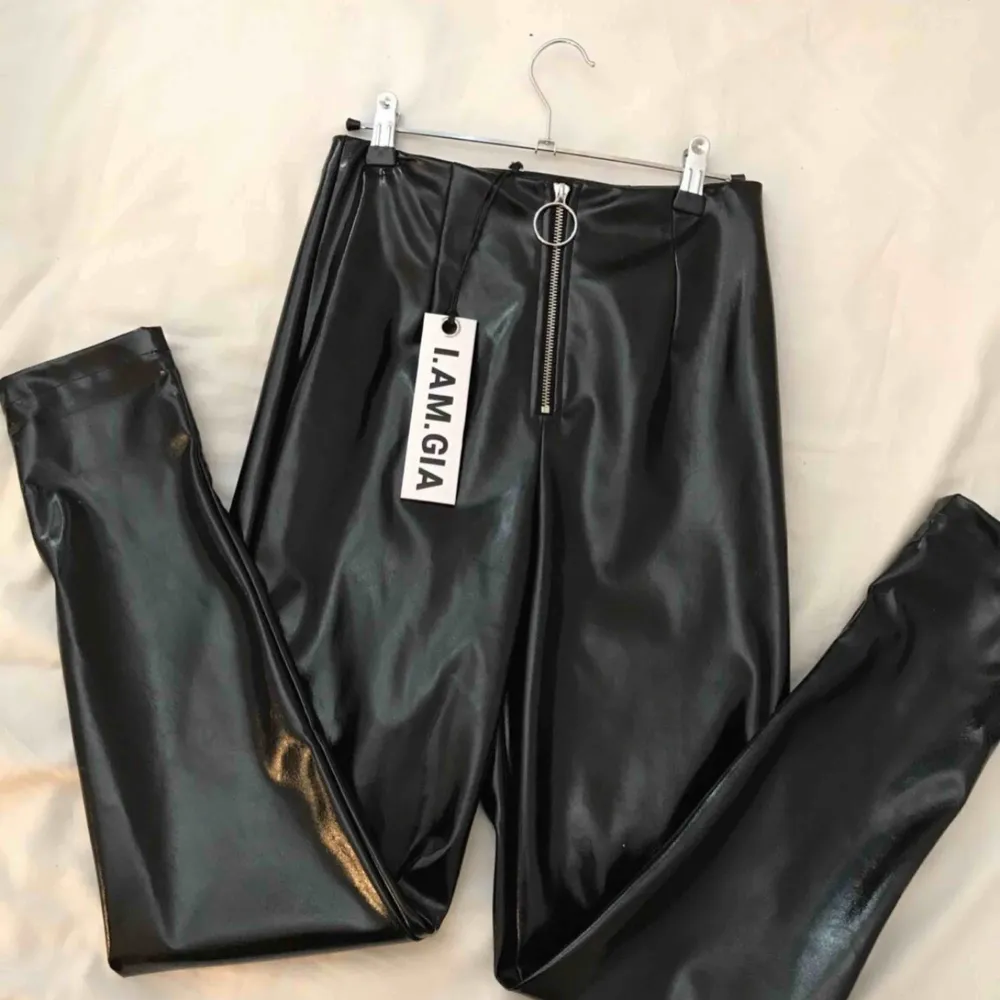 I.AM.GIA Winona pants, faux läder/vinyl högmidjade byxor. Köpta på Dollskill för ca 800kr (+frakt/tull). Helt slutsålda nu. Helt oanvända, endast testade.  Storlek: S. Jeans & Byxor.