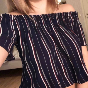  - Blå, vit och röd randig offshoulder topp från Pull&Bear. Använd fåtal gånger. 