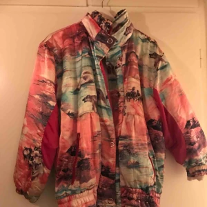  - Coolaste vintage bomberjackan med isbjörnar och hundar.