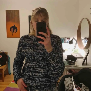  - En stickad tröja som är tjock och varm. Ganska stor på gränsen till M.   Säljer då jag rensar ur min garderob.   Frakt ingår inte i priset så den kostnaden tillkommer.