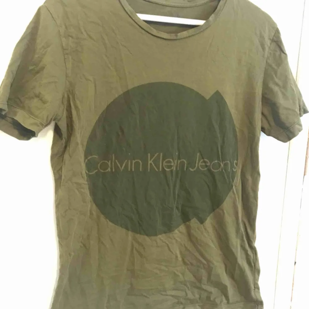 Grön Ck t-shirt. Knappt använd. Vid frakt betalar köparen den😌. Skjortor.