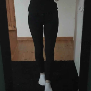  - Svarta jeans från hollister, använda men fortfarande bra kvalitet, säljer då jag föredrar högre midja Frakt ingår i priset 
