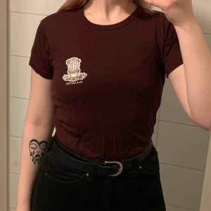  - Fin vinröd t-shirt från Pull & Bear! Knappt använd, har dock en ljusare fläck på ryggen som var där när jag köpte den, men syns knappt i vanligt ljus.  Kan skickas men köpare står för frakt!🤠