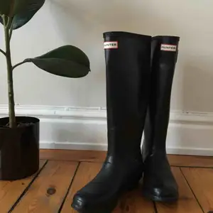 Klassisk stövel från Hunter. Köpt ny för 1399 SEK. - Vattentät - Naturligt gummi - Handgjord  Hunter Originals Tall Wellington Rain Boots, Black, 39 Bought new for 130 euros, in perfect condition. Perfect for rainy spring days!