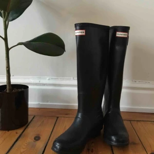  - Klassisk stövel från Hunter. Köpt ny för 1399 SEK. - Vattentät - Naturligt gummi - Handgjord  Hunter Originals Tall Wellington Rain Boots, Black, 39 Bought new for 130 euros, in perfect condition. Perfect for rainy spring days!