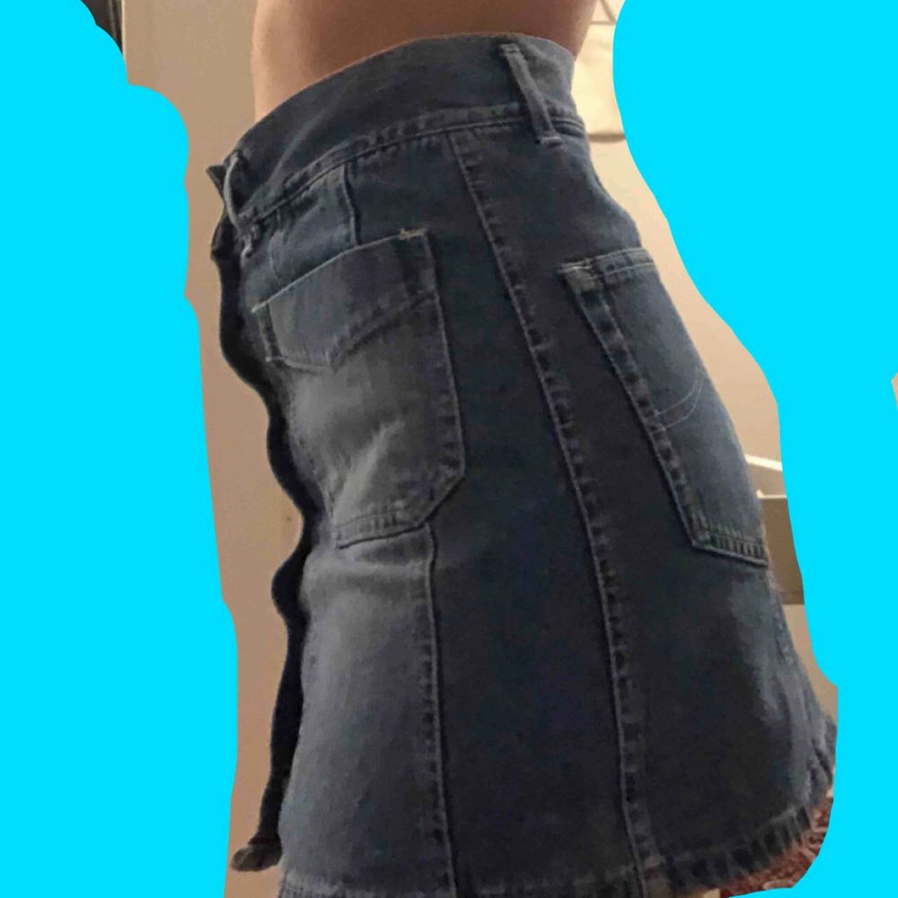 Säljer en fin jeans kjol från märket Original Rocky Clothing 💕 den är i storlek M men jag skulle säga S Finns i Falun men kan fraktas mot fraktkostnad . Kjolar.
