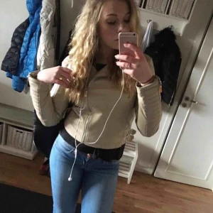  - Chiquelle Moto Jacket Beige. Lagom i storleken. Använd max 5 gånger. Nypris 699kr.