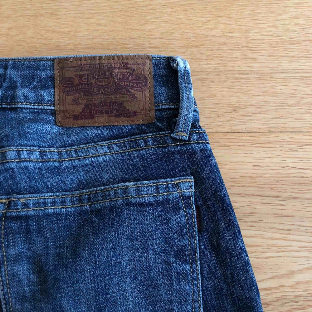 Jättesnygga bootcut jeans med en lite mörkare denim färg. Använda ett fåtal gånger och är som nytt skick. Stentvättningen är mer naturlig än vad det syns på bild nr 1. Snygg passform. Frakt tillkommer.. Jeans & Byxor.