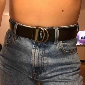  - sprillans nytt bälte från bik bok! Aldrig använt! Färgen är militärgrönt. Lappen på bältet är avklippt men på sista bilden kan du se att lappen slutar på ett ”K” som på ”bik bok”. Bältet är 126cm! Frakt tillkommer på 18kr.