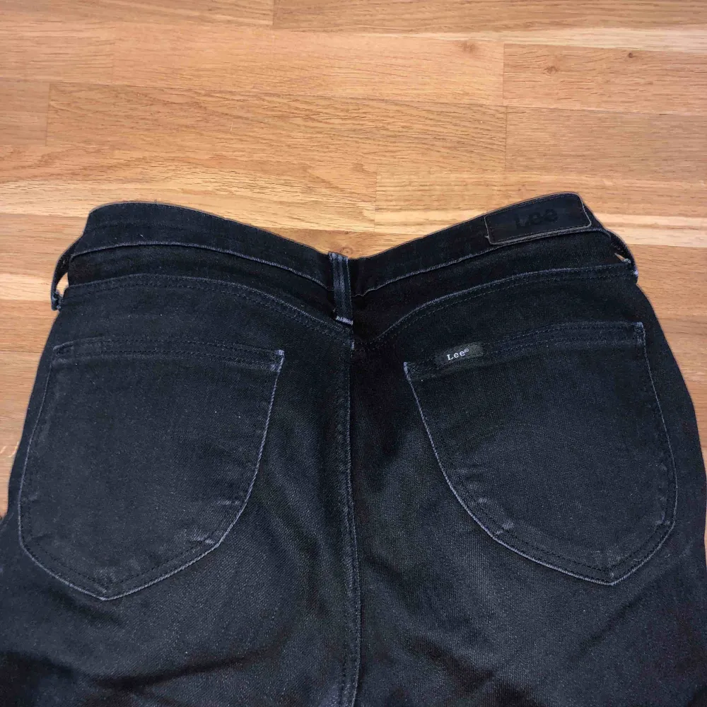 Svarta bootcut jeans. Snygg passform. Lite slitningar i vissa sömmar, men annars väldigt bra skick. Frakt tillkommer.. Jeans & Byxor.
