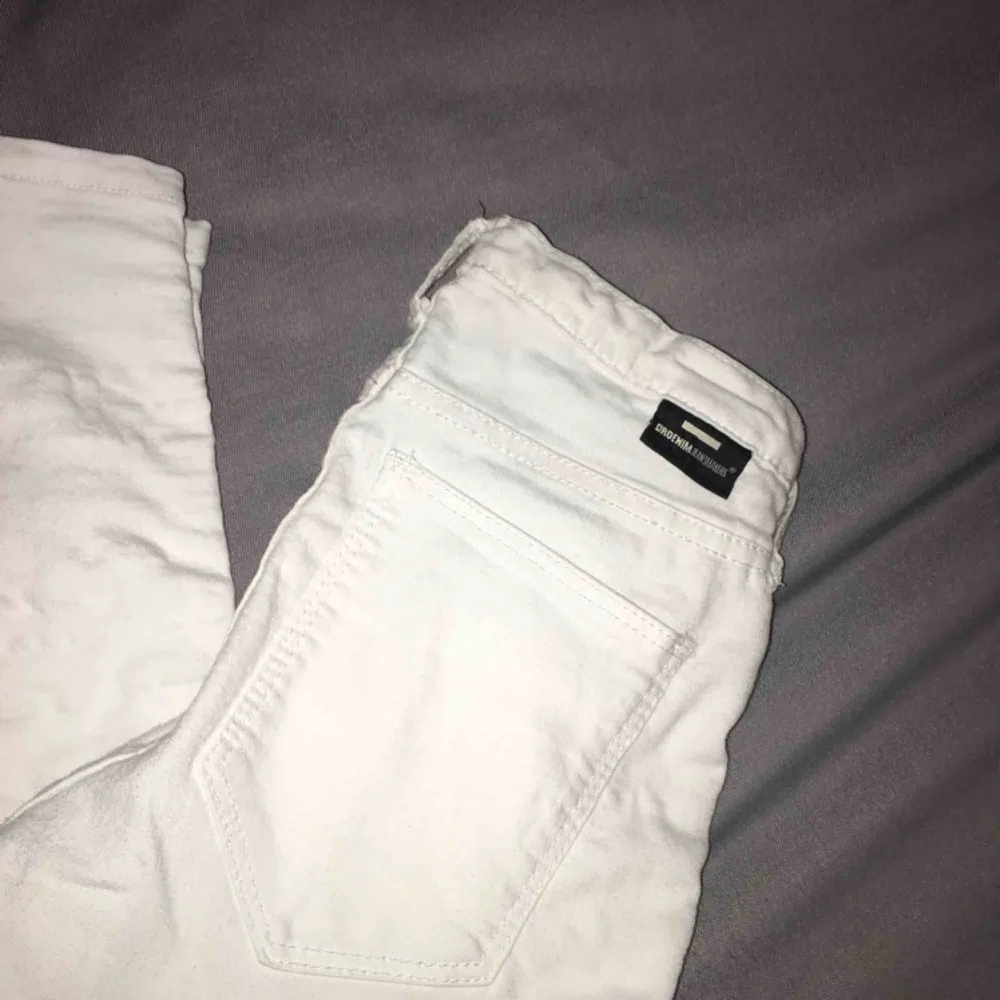 ett par vita jeans från drdenim pris kan diskuteras vid snabb affär köparen står för frakten 💛. Jeans & Byxor.
