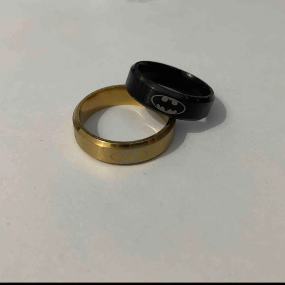 Batmanring. En guldig och en svart ring med Batmans märke på. Guldig ring ör i M och svart i S. Säljer en för 65kr och båda för 110kr. FINNS I SILVER OCKSÅ!. Accessoarer.