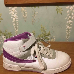  - Coola Fila skor köpta på Humana! Möts upp i Lund, annars betalar köparen frakten (: