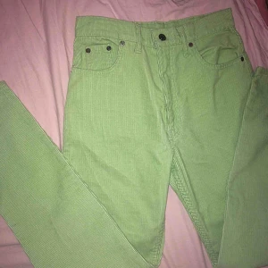  - Sjukt snygga byxor från Levis. Tyvärr för små för mig. Men de är alldeles för fina för att inte användas, så det är därför jag nu säljer dem❣️  ⚠️ Kom ihåg att vintage Levis jeans är mindre i storleken! Passar nog bäst dig som är XS. 