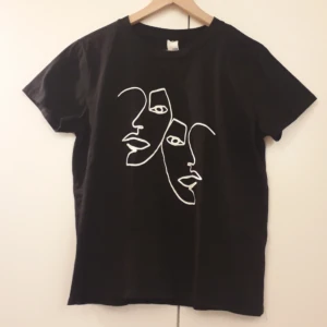  - Visual Clothing T-shirt💛 Storlek L men funkar som lite oversize på st. XS/S/M också! Frakt: 18kr