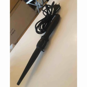  - Cerawand locktång 19-32mm. Keramisk yta för glansiga frizz fria lockar. Digital display där du själv kan styra värmen upp till 210 grader. 3 meter roterande sladd. Köparen står för frakten på 54kr.