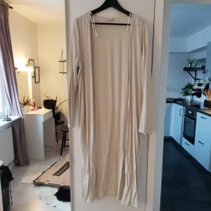  - Lång tunn "kofta" eller vad man ska kalla det från gina tricot. Använd max 4 gånger , mycket bra skick!  Ni står för frakten ❄