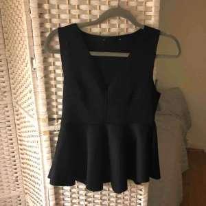  - Topp i fint skick från Gina tricot. Kan hämtads i Stockholm eller skickas mot en fraktkostnad.