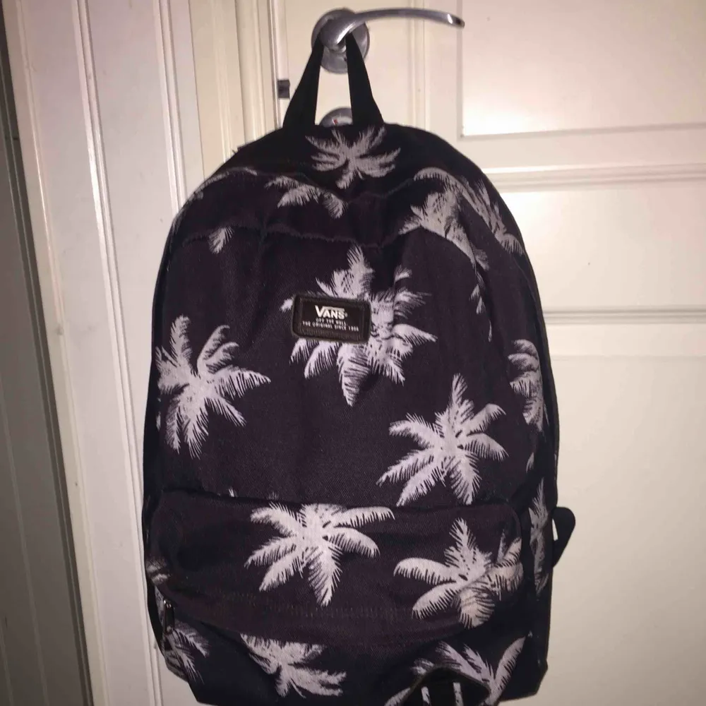 Säljer min vans-ryggsäck som är svart med palmer på. Har använt den nu ett tag så den är lite sliten men fungerar ändå utmärkt. Nypris 300 kr. Köparen står för frakt. Väskor.