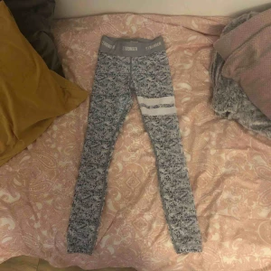  - Säljer: Stronger tränings tights i storlek 34 Själ: för små för mig (Andra bilden är lånad från internet så man kan se hur de ser ut på) Nypris:699kr